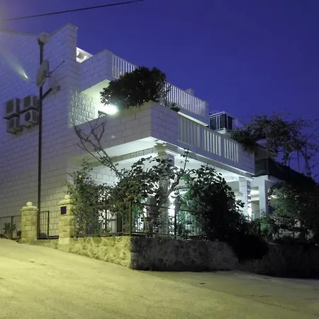 Magda- Backside 4 * Cavtat